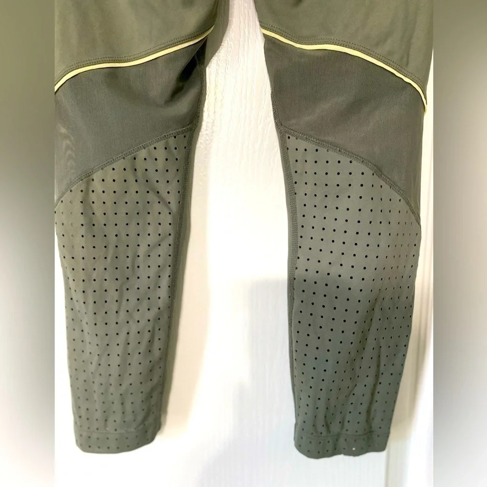 AVIS Active Moisture Wicking Capri Leggings Women’s Size 4-6